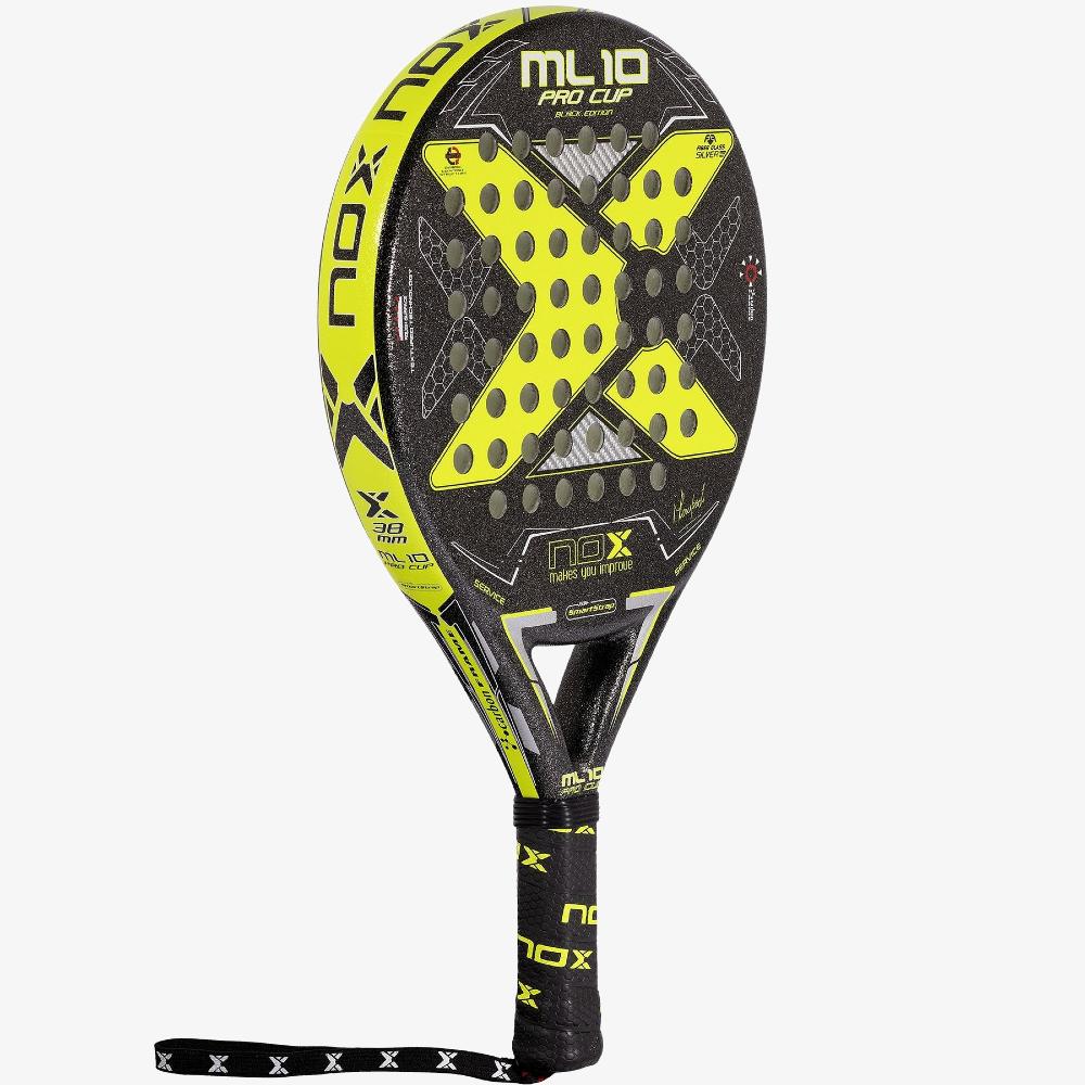 NOX ML10 Pro Cup Black Edition Arena 2022 test och review. Denna populära modell har en rund form och låg balans. Vilket gör den smidig och lättspelad med hög kontroll.