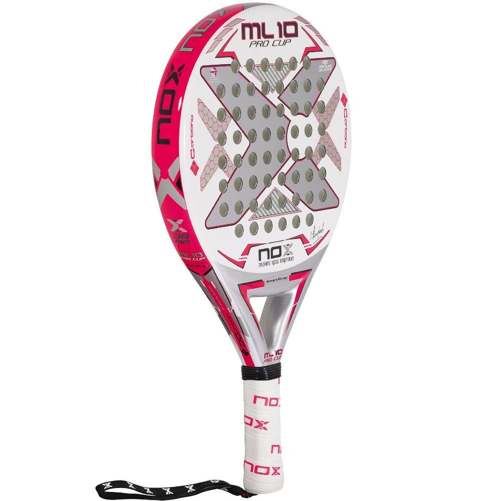 NOX ML10 Pro Cup Silver 2022 test, betyg och omdöme. Detta runda och smidiga kontrollracket passar damer och herrar som söker ett padelracket med låg vikt.