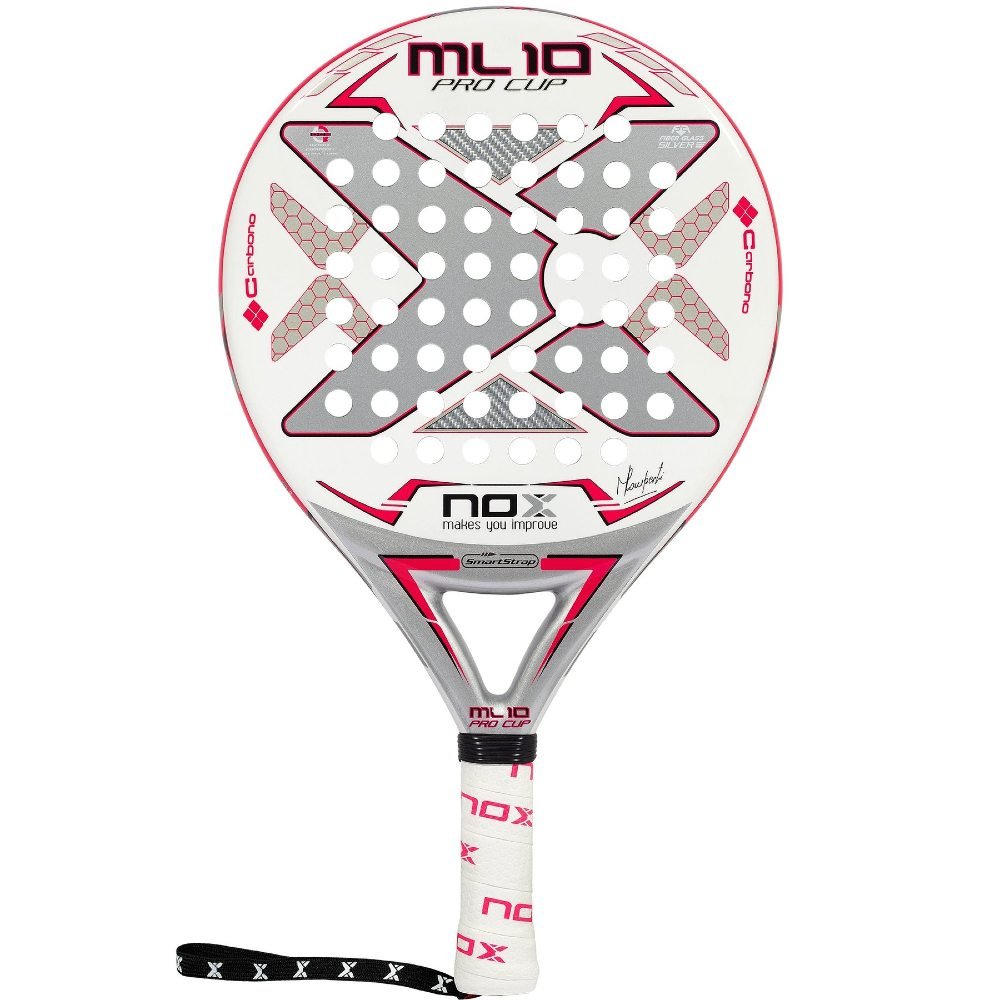 NOX ML10 Pro Cup Silver 2022 test, recension och betyg. Det här är ett lätt padelracket framtaget för damer. Modellen erbjuder bra kontroll och är lättspelat. Perfekt vid tennisarmbåge.