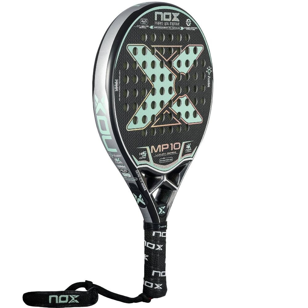 NOX MP10 Luxury 2022 test, recension och review. Den här modellen är stjärnan Mapis padelracket och en modell som främst inriktar sig mot kontroll och precision i slagen. Lättspelat och skonsamt.