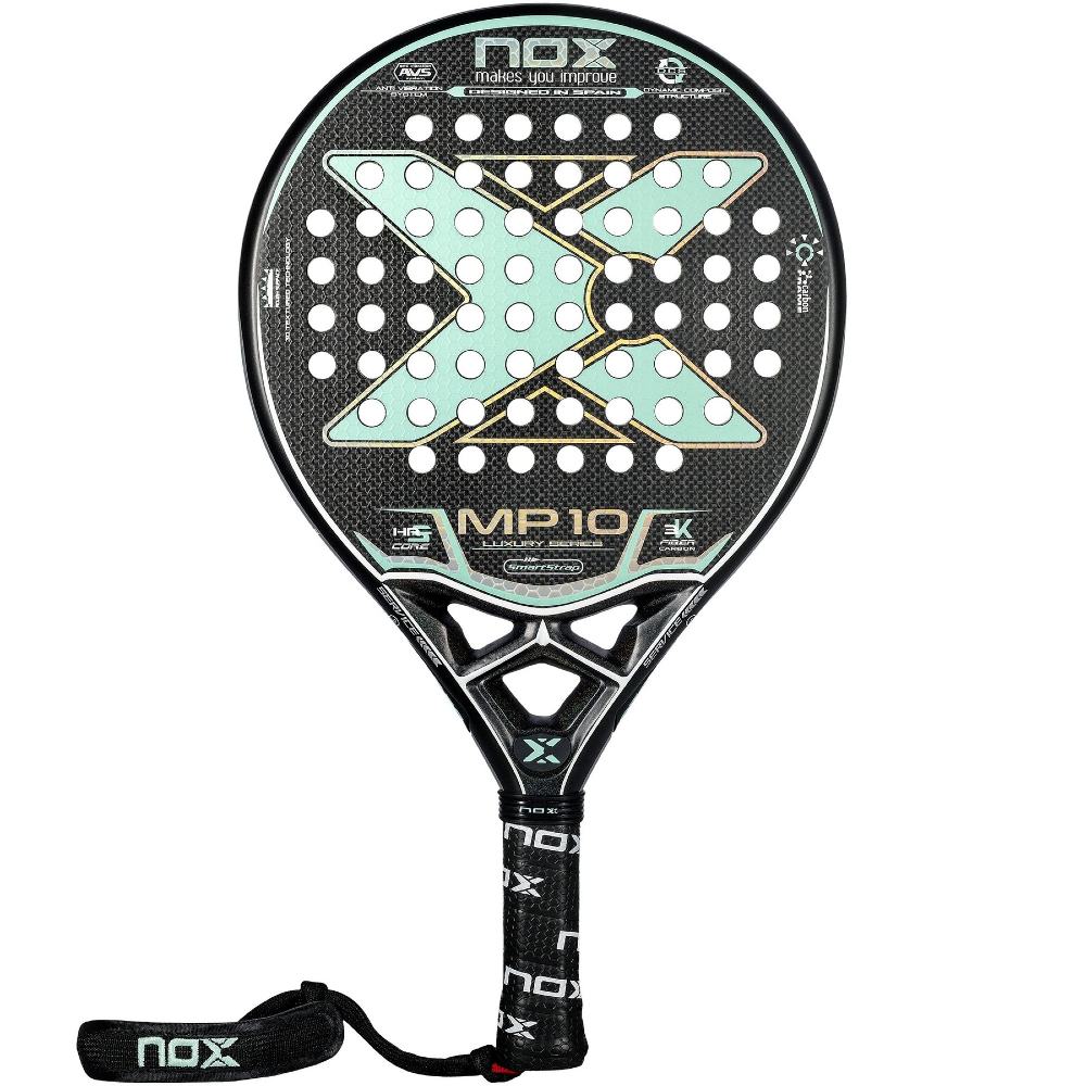 NOX MP10 Luxury 2022 recension, test, omdöme. Det här är ett rundformat och lättspelat padelracket som passar perfekt för motionärer och medelspelare. Defensivt starkt och lätt att komma rätt i träffen med.