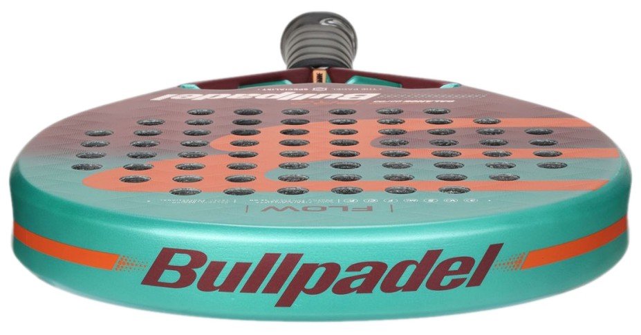 Bullpadel Flow 2022 test, omdöme, recension. Här ser man den 3D-struktur som finns på ytan. Detta hjälper till att sätta extra skruv och spin i bollen.