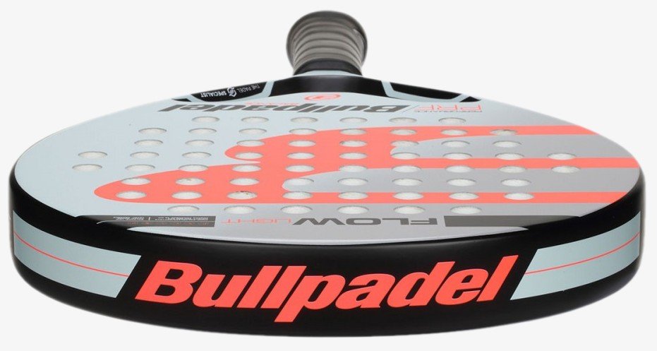 Bullpadel Flow Light 2022 recension, test, betyg. Ett racket med skonsamma och förlåtande egenskaper att utvecklas med.