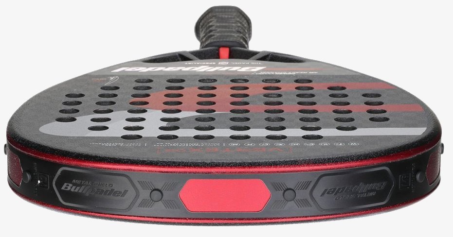 Padelracket Bullpadel Vertex 03 2022 när det ligger ner och visar ytan med en beläggning av sandpapper. Läs vår recension och test av modellen.