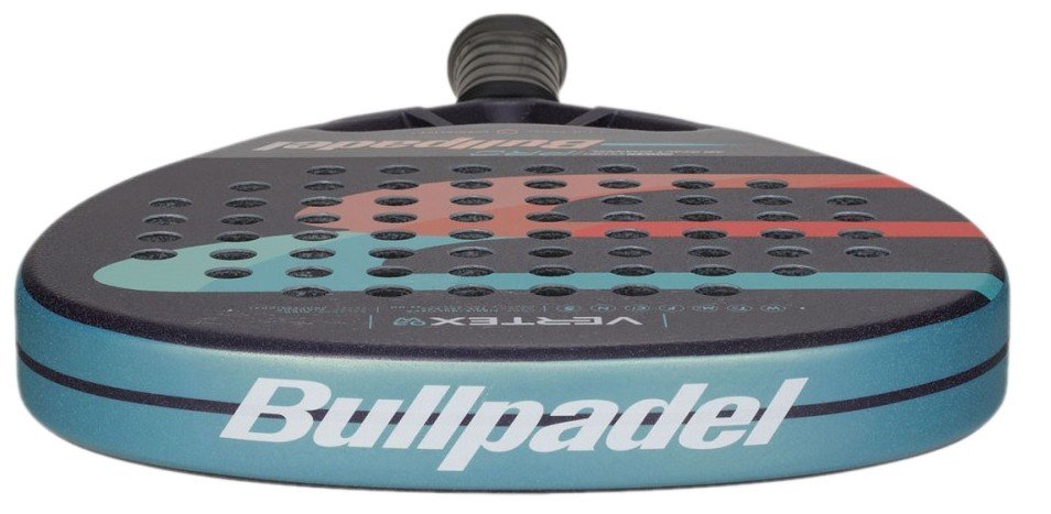 Bullpadel Vertex 03 W 2022 test, review, betyg. Här ser vi ytan av sandpapper som många padelspelare föredra. Dessutom ser man mer av den snygga färgsättningen som Bullpadel lyckats med.