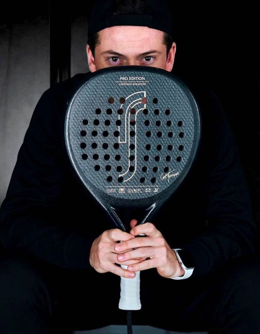 RS Pro Edition Cayetano Rocafort är padelracket som Caye kommer att spela med under 2022. Ett hybridformat racket mellan runt och dropp som erbjuder suveränt med kontroll i alla slag.