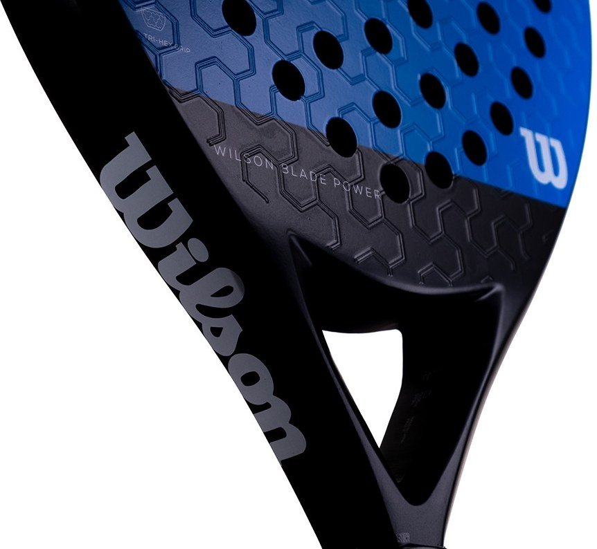 Wilson Blade Power 2022 test, betyg, omdöme. Med denna träffytan av räfflat mönster går det sätta spin på bollen i bandejas och viboras.