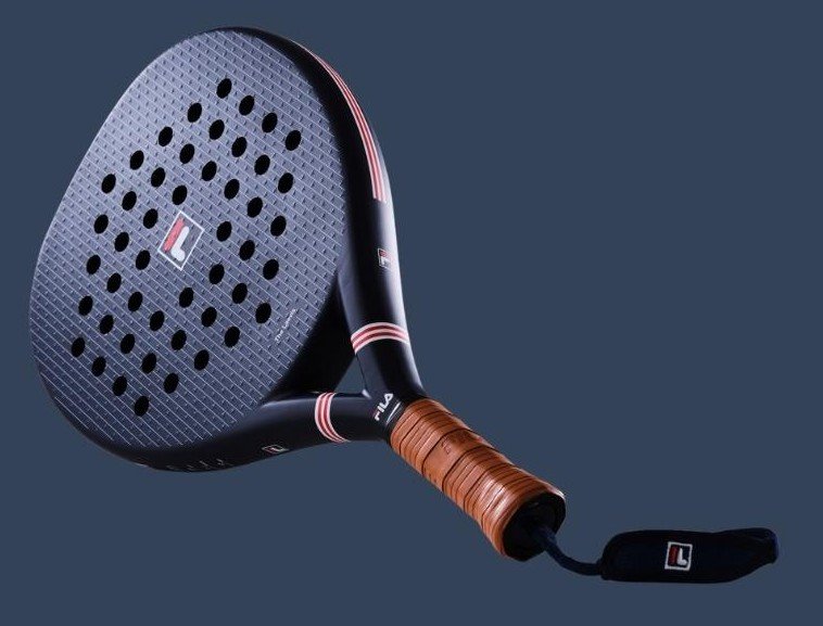 Fila The Leavis 2022 review, omdöme, betyg. Detta snygga och stilrena padelracket erbjuder en bra mix mellan både kraft och kontroll.