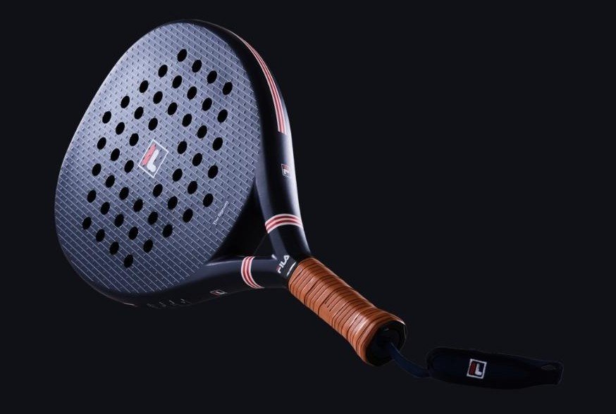 Fila The Signum Navy 2022 betyg, test och omdöme. Ett otroligt snyggt designat padelracket som levererar både kraft och precision i slagen.
