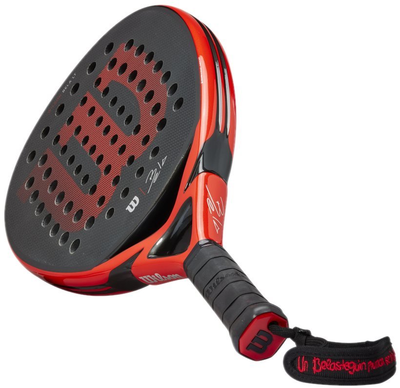 WIlson Bela LT 2022 test, recension, review. Ett snygt padelracket som erbjuder mycket skruv på bollen tack vara den ruggade ytan.