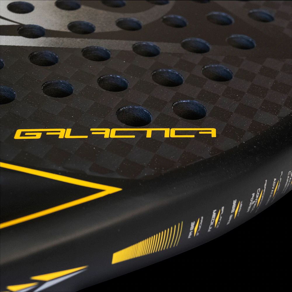 Närbild på slagytan hos Dunlop Galactica 2022 som visar den ruggade ytan med sandpapper på.