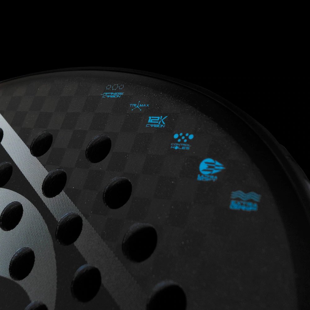 Dunlop Galactica Lite 2022 review, guide. Närbild på slagytan hos padelracket som visar sandpappersytan.