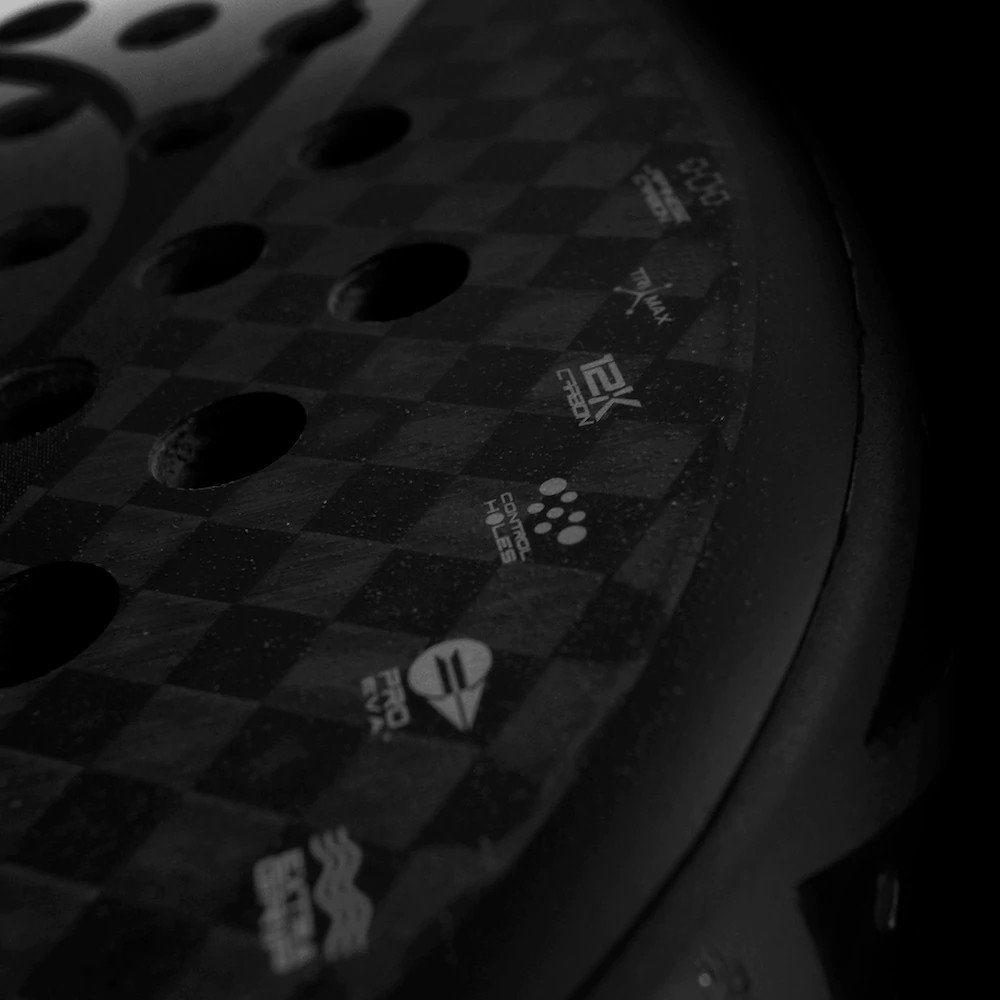 Närbild på slagytan på Dunlop Galactica Pro 2022. Vår recension visar att detta är ett riktigt bra padelracket i offensiven.