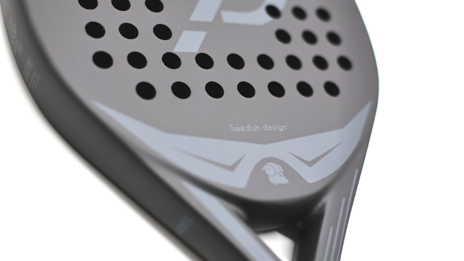 DoPadel Aries 2022 närbild som visar texten "Swedish Design."