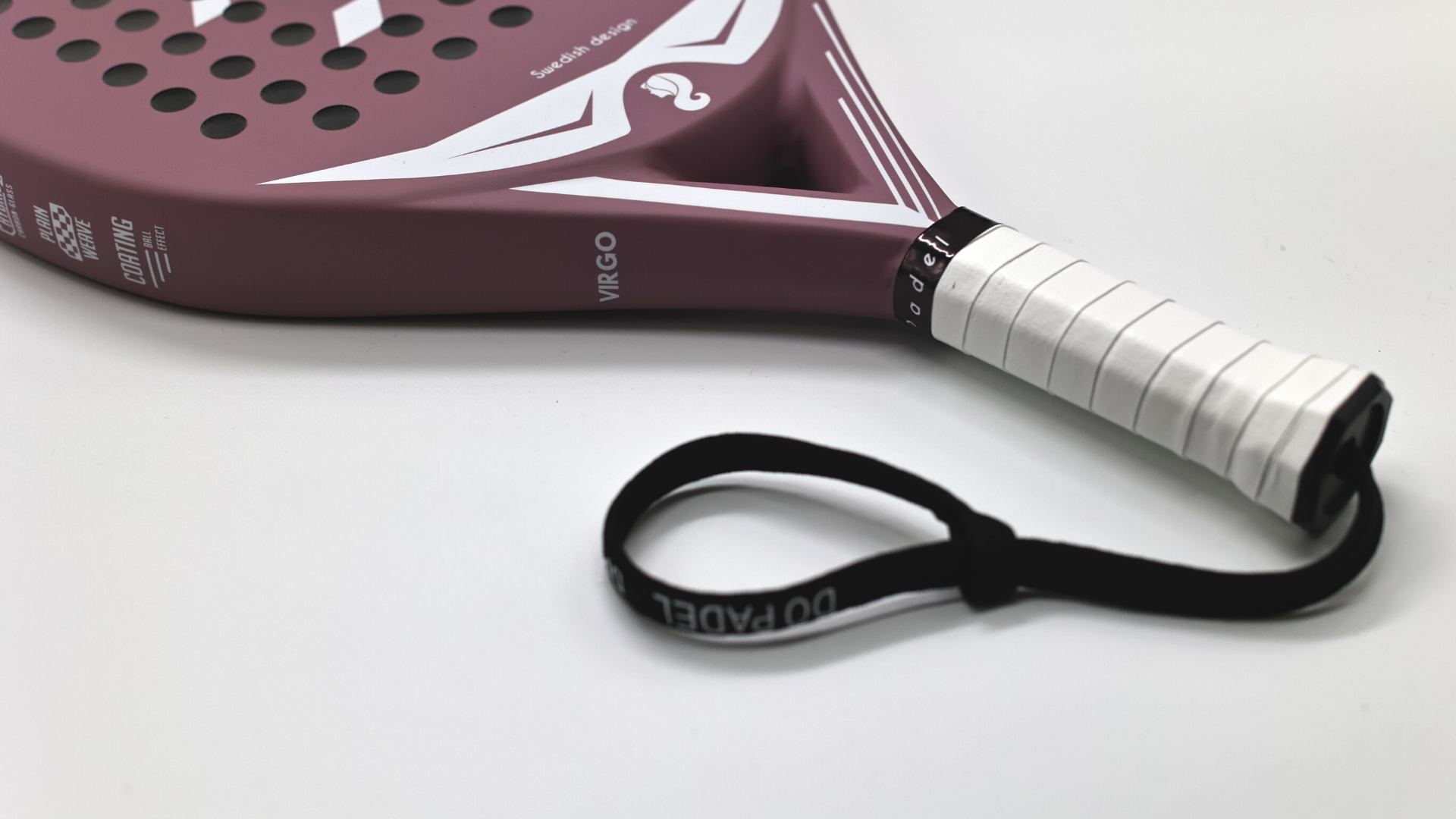 DoPadel Virgo 2022 bild som visar handledsremmen och handtaget på padelracket.