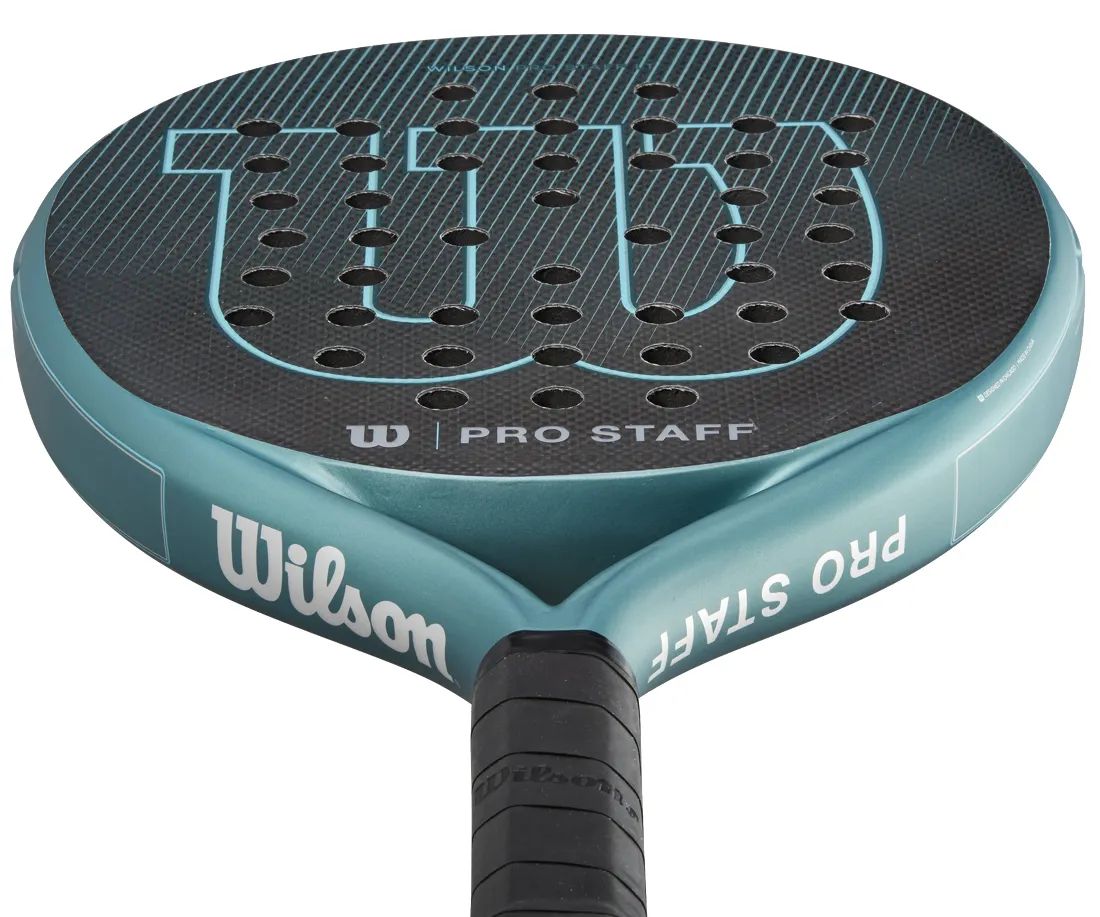 Träffytan på Wilson Pro Staff LT v2 2022, som är räfflad och ruggad för extra skruv och spin.