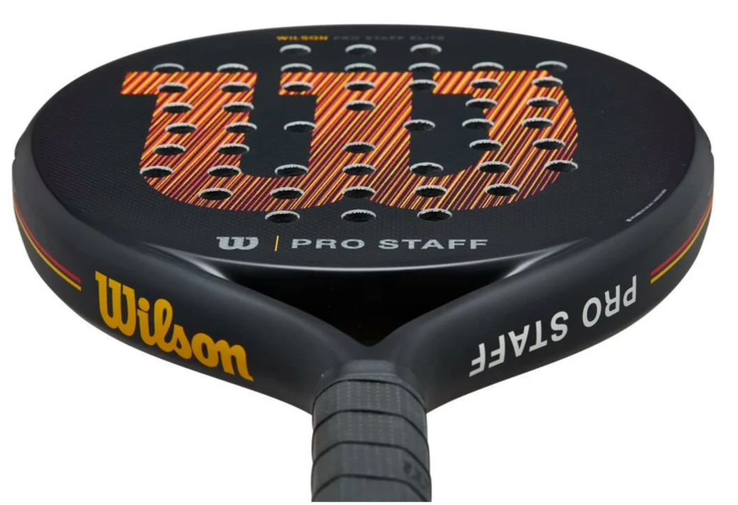 Wilson Pro Staff Elite V2 2023 från liggande position. Här syns den ruggade ytan som hjälper till att sätta skruv på bollen.