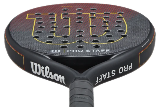Träffytan på Wilson Pro Staff Tour V2 2023, ett högkvalitativt padelracket med snygg design.
