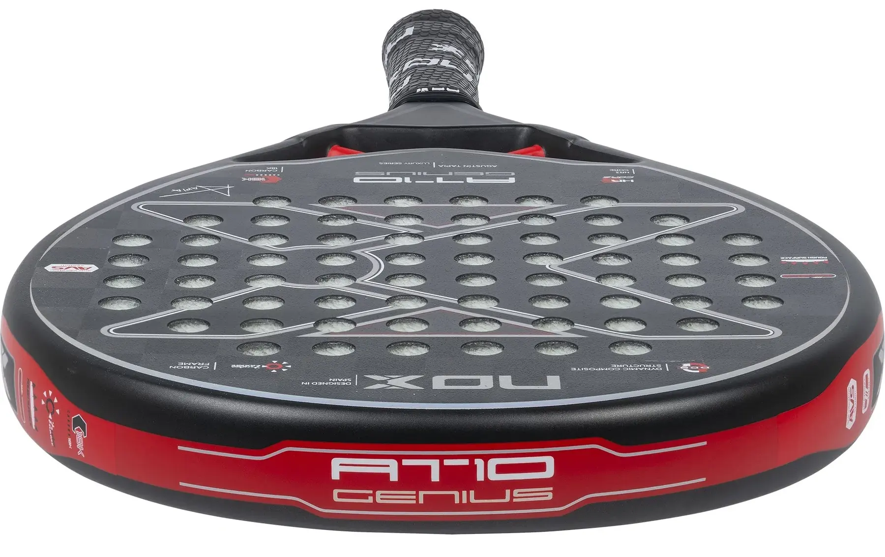 NOX AT10 LUXURY GENIUS 18K 2023 review, omdöme, betyg. Här syns ytan på racket som är med sandpappersstruktur på.