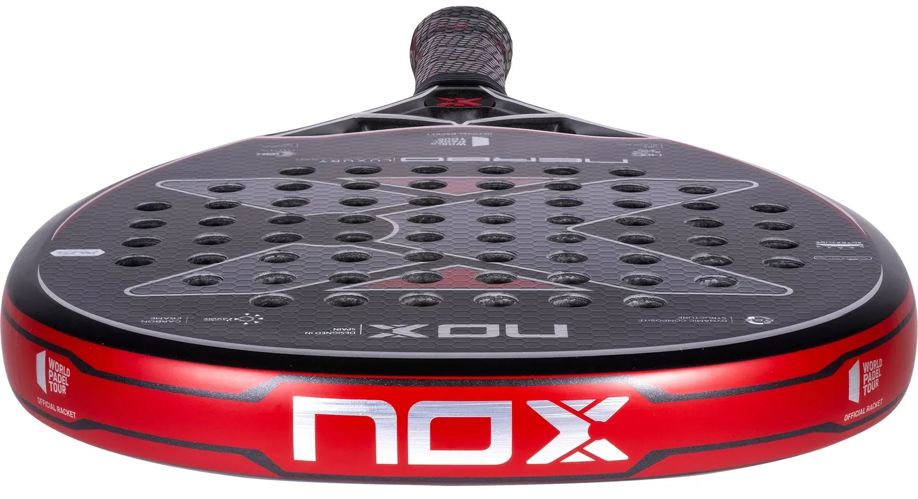 Träffytan på NOX Nerbo WPT 2023, där man ser den räfflade ytan som ger extra skruv.