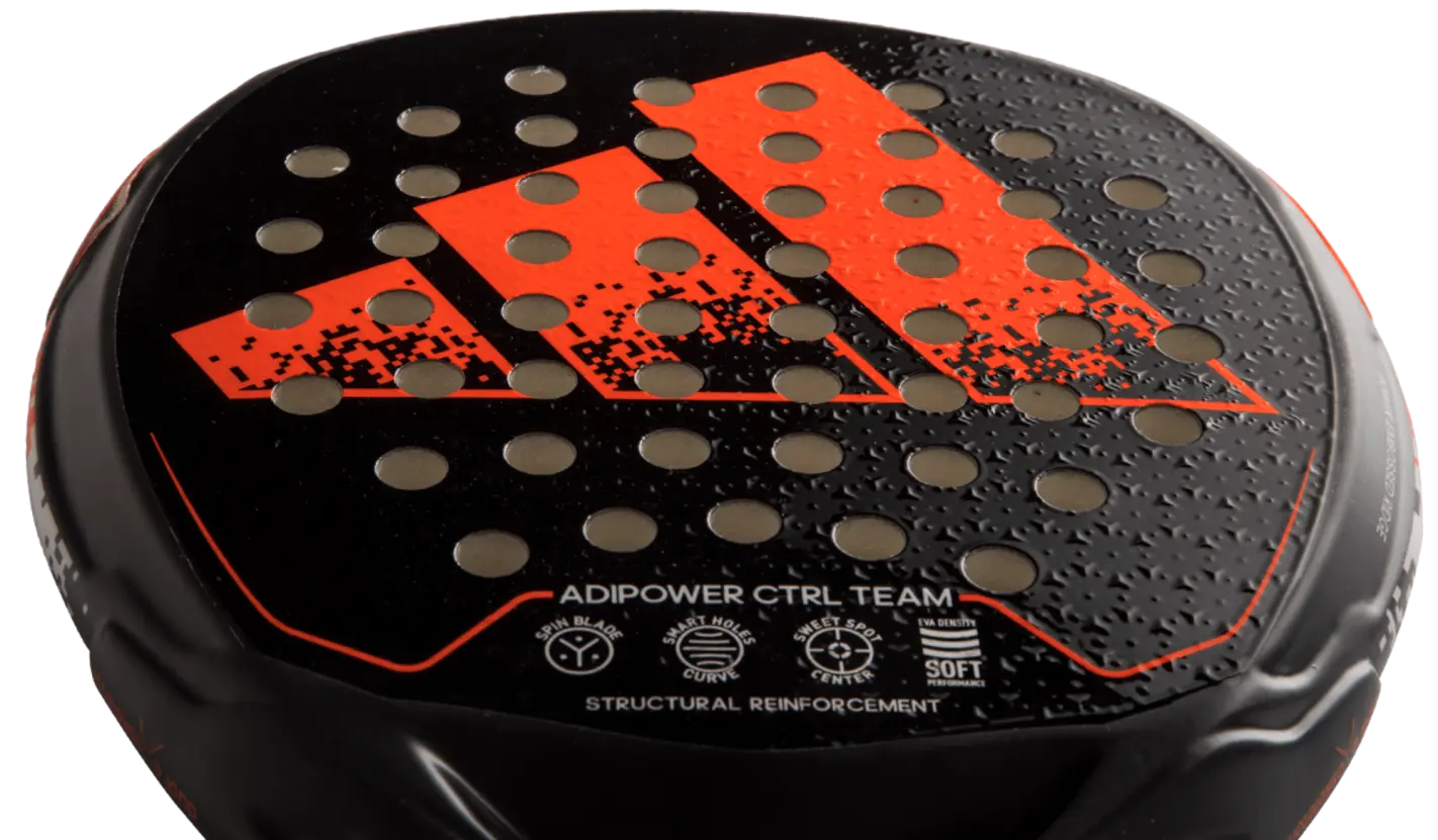 Träffytan på padelracket Adidas Adipower CTRL Team 2023, som har ett 3D-mönster för bättre effekt i skruvade slag.