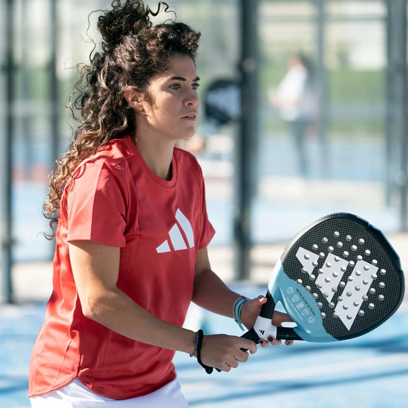 Padelspelare med padelracket Adidas Metalbone W Team 2023 som är ett lättspelat diamantrack.
