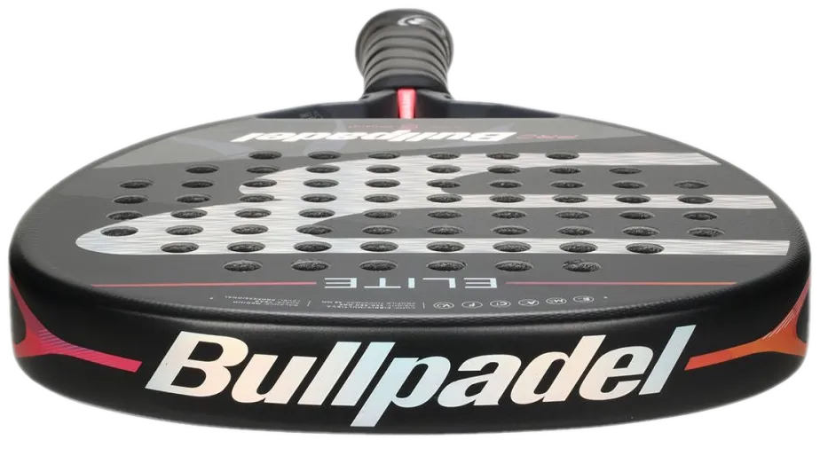 Den släta ytan på padelracket Bullpadel Elite W 2023.