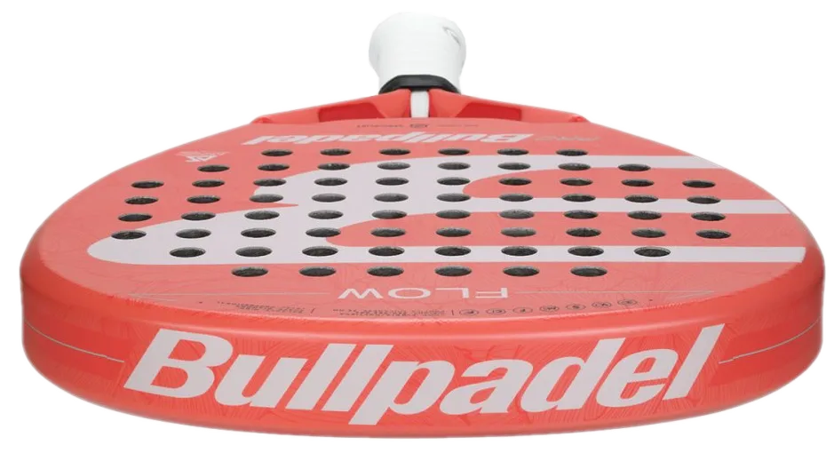 Träffytan hos Bullpadel Flow W 2023 som har en struktur för mer skruv.