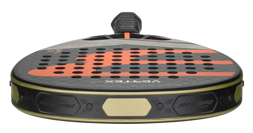 Bullpadel Vertex 03 2023 yta är gjord av en struktur som liknar sandpapper.