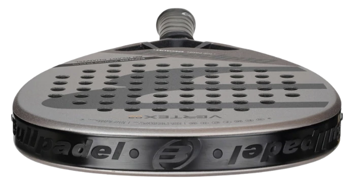 Träffytan hos padelracket Bullpadel Vertex 03 Comfort 2023 som har en ruggad struktur liknande sandpapper.