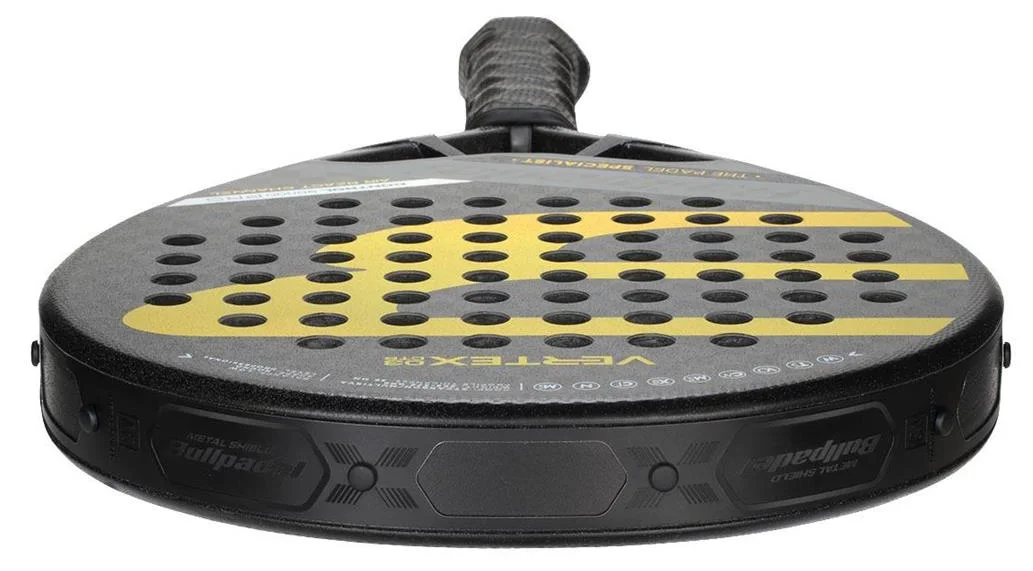 Här syns yta på padelracket Bullpadel Vertex 03 Control 2023, som har en struktur som påminner om sandpapper.
