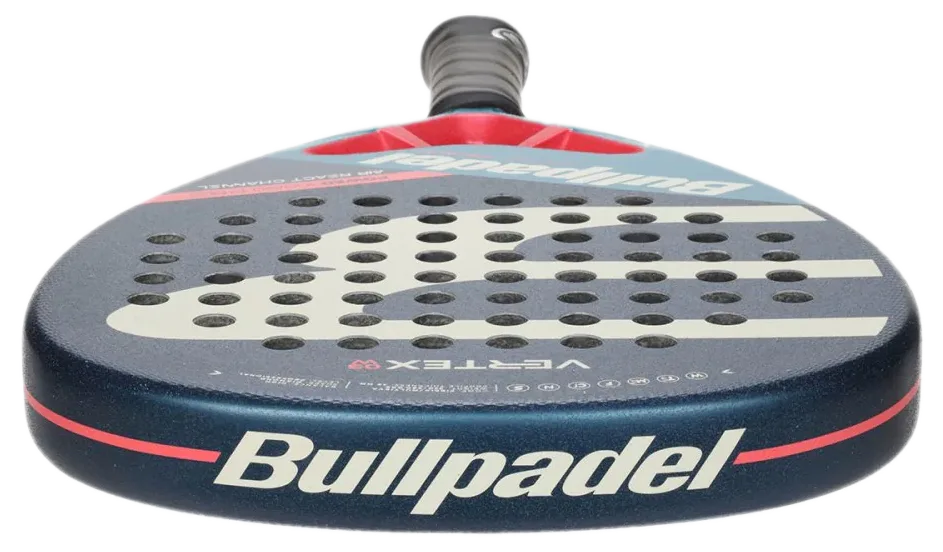 Ytan hos padelracket Bullpadel Vertex 03 W 2023, som har sandpappersstruktur.