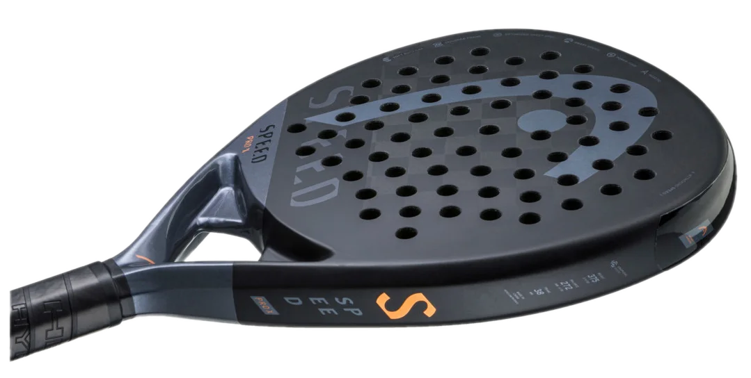 Den släta träffytan på HEAD Speed Pro X 2023 är gjord av 12K kolfiber, ett styvt och distinkt material.