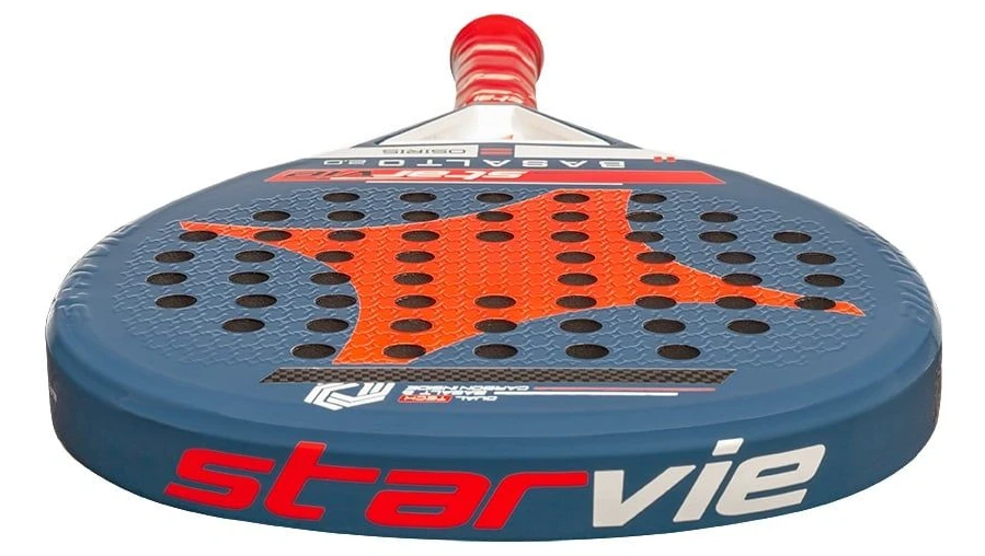 Träffytan på padelracket StarVie Basalto Osiris Pro 2.0 2023, som har en struktur för extra spin på bollen.