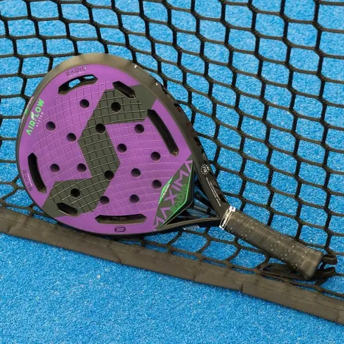Varlion Maxima Summum Prisma Radio 2023 recension, test, review. Här syns padelracket ligga i nätet redo att testas.