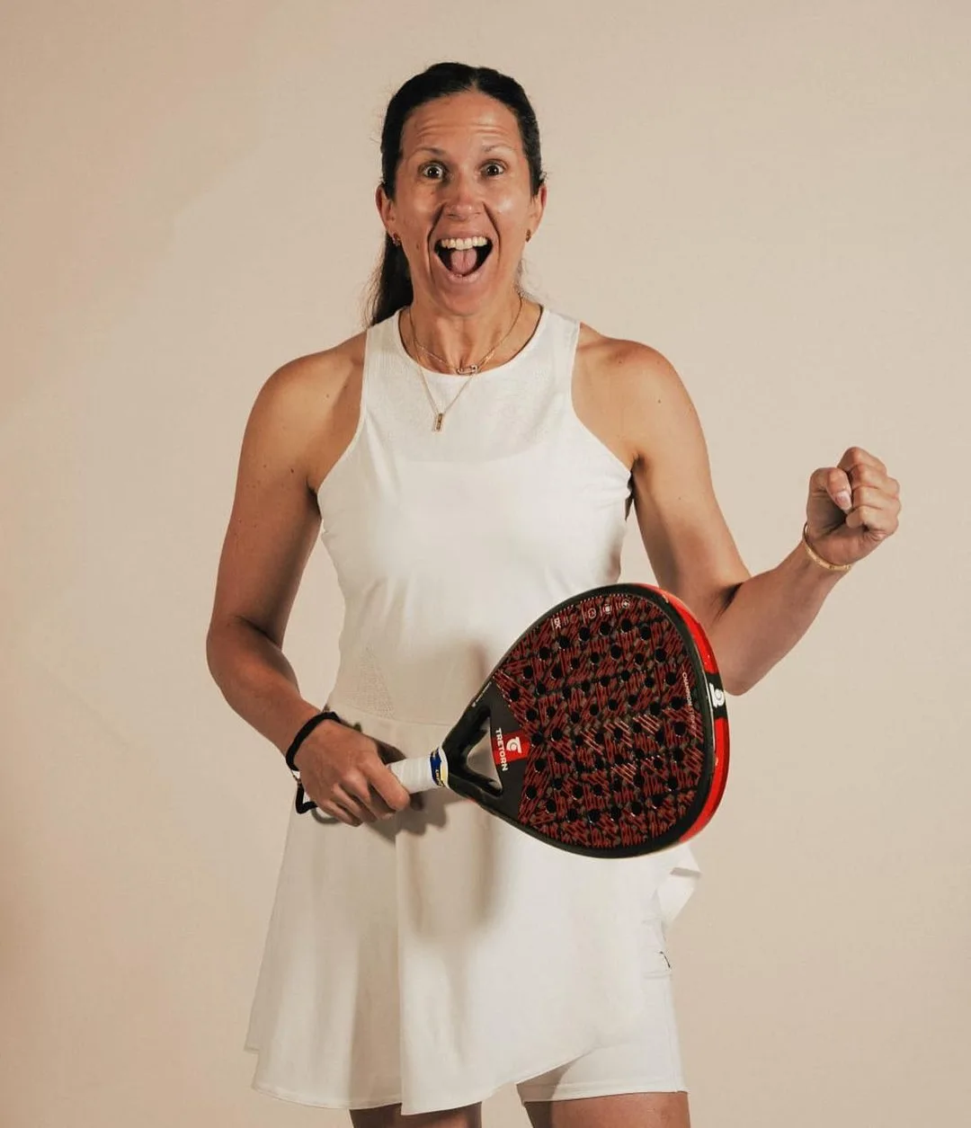 Sofia Arvidsson och hennes racket Tretorn Champion Strike, som hon spelar med under 2024. Med påkostade materialval och en diamantform erbjuder det massor av fart och distinkta slag.