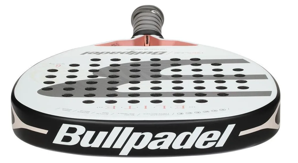 Ytan på padleracket Bullpadel Elite W 2024, som är utan struktur, för bra med fart.