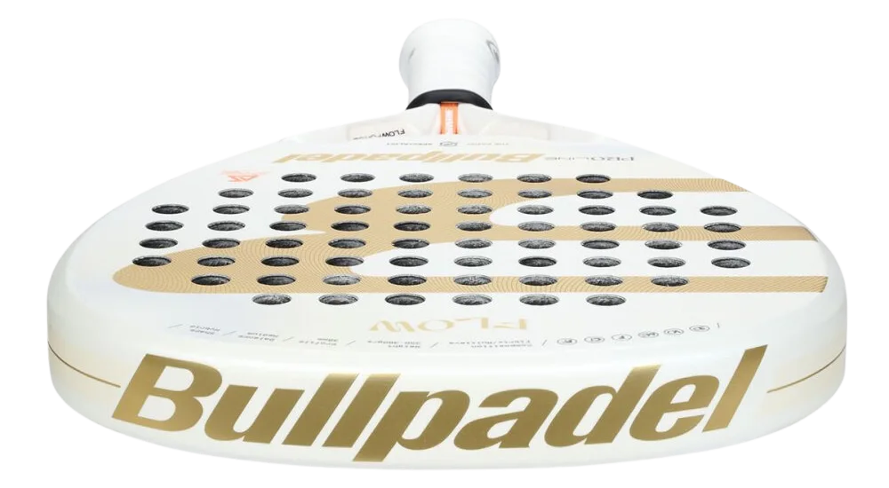 Bullpadel Flow W 2024 yta, som har en struktur för extra grepp om bollen i skurna slag.