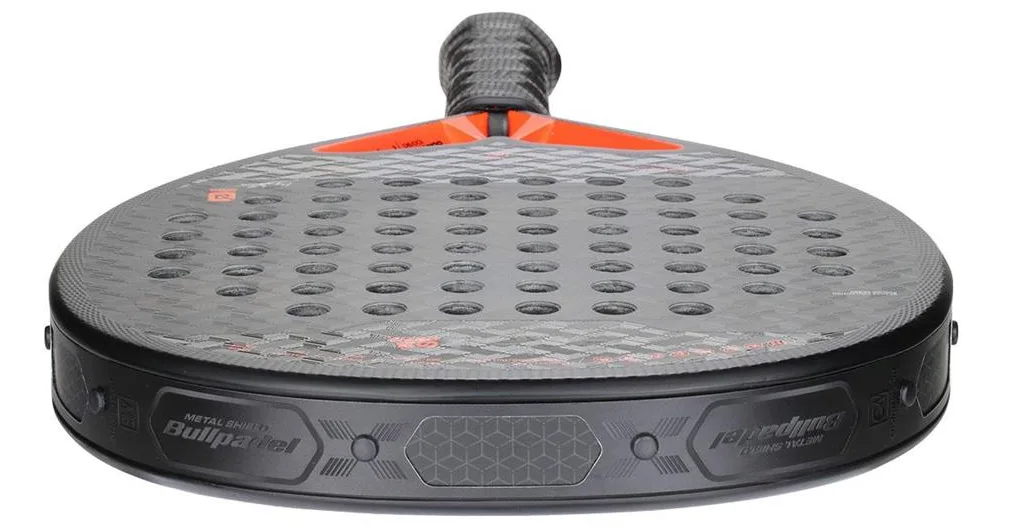 Bullpadel Hack 03 Hybrid 2024 träffyta. Här ser man en 3D-struktur som hjälper till att sätta skruv på bollarna.