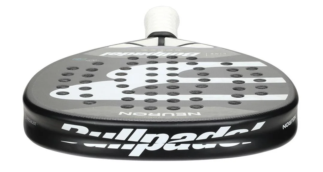 Den släta träffyan på Bullpadel Neuron 2024, som är en allround modell för alla typer av spelare.
