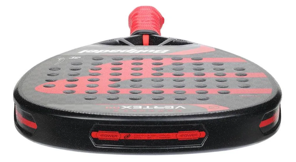 Slagytan på padelracket Bullpadel Vertex 04 2024, som har en struktur som kan liknas vid sandpapper.