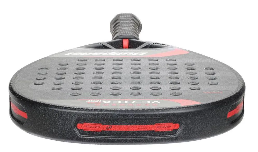 Träffytan på Bullpadel Vertex 04 Hybrid 2024, här ser man sandpappersstrukturen som hjälper till att generera mycket skruv på bollarna.