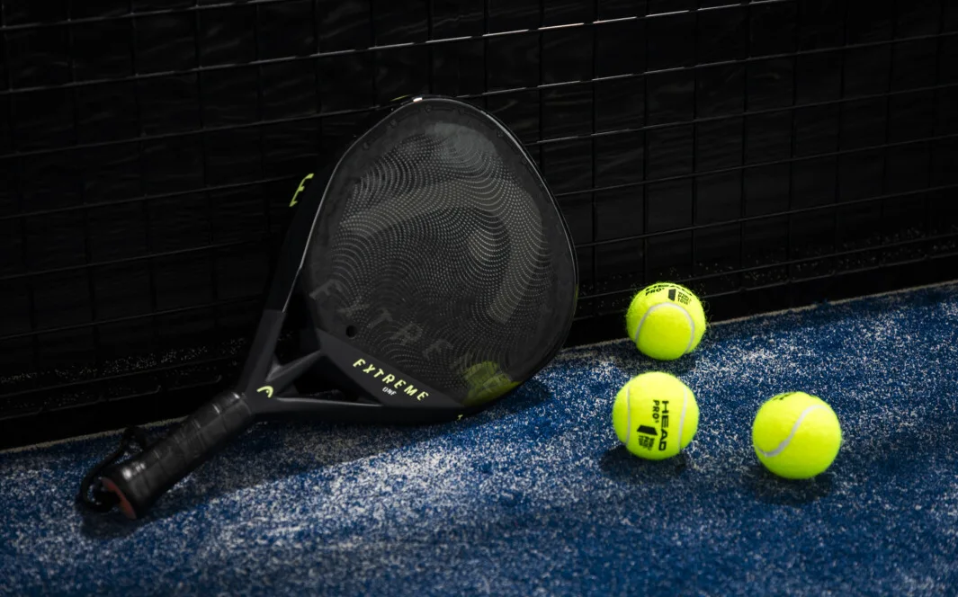 HEAD Extreme One 2024 recension, test och betyg. Detta är ett helt unikt padelracket med endast ett hål i slagytan. En ny utformning som enligt Head gör racket mer tåligt, snabbare i luften och lättare i vikten.