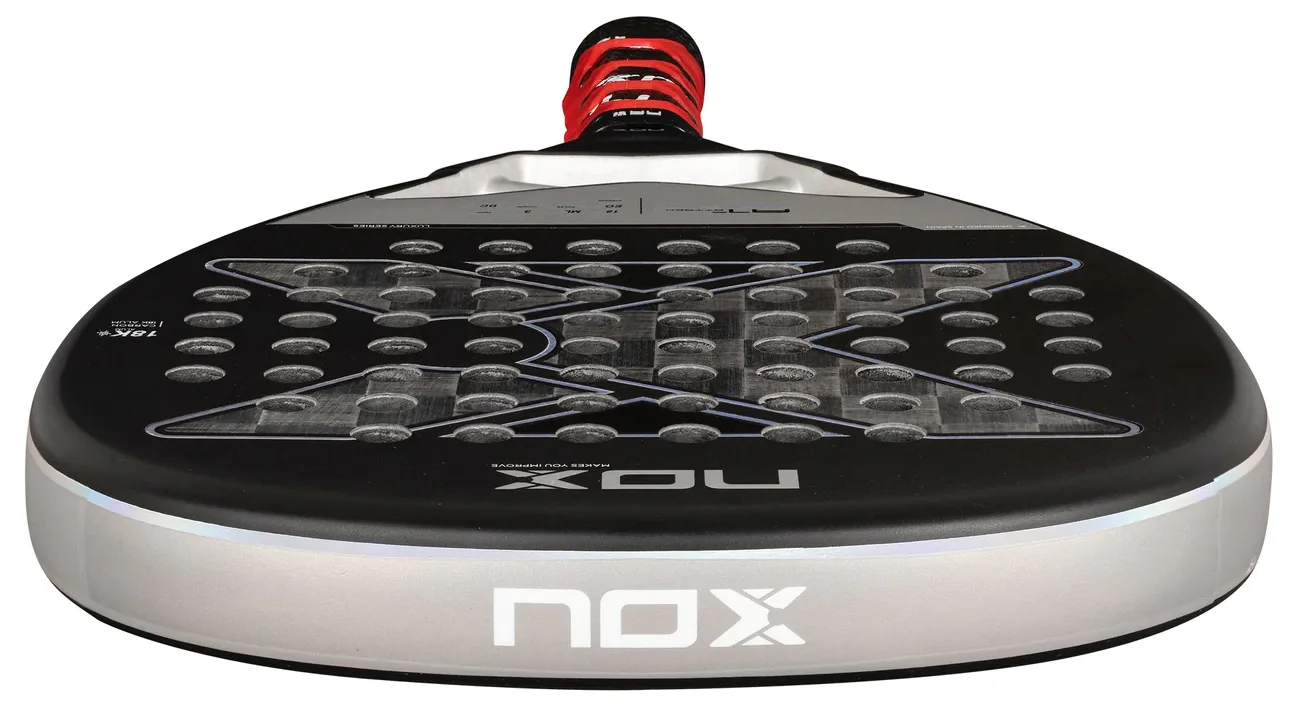 NOX AT Luxury Attack 18K 2024 omdöme, test, recension. En offensiv modell med explosiva bollträffar.