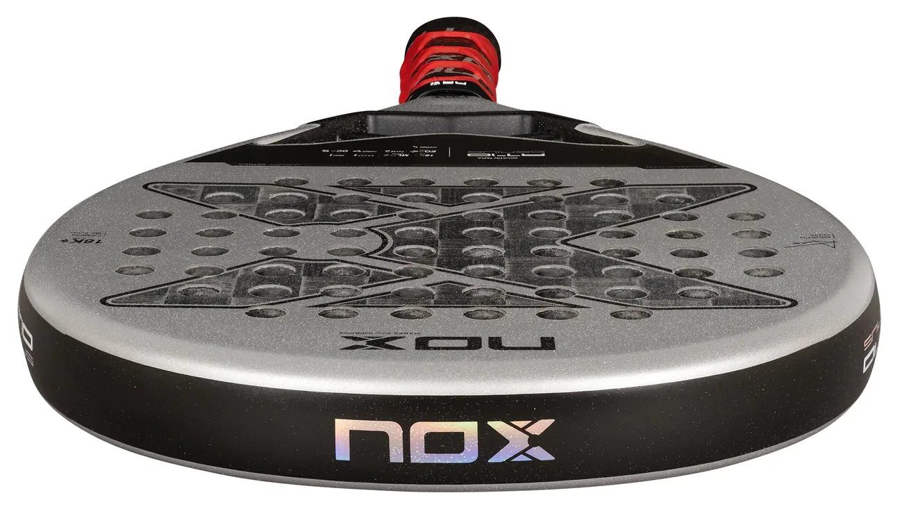 NOX AT10 Luxury GENIUS 18K Alum 2024 test, review, omdöme. Här ser man sandpappersytan som hjälper till att sätta ordentlig skruv på bollen.