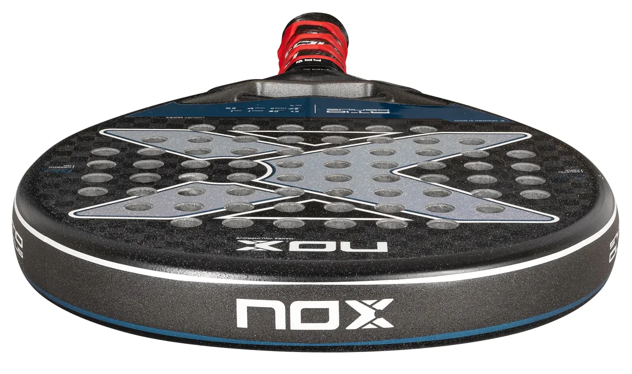 NOX AT10 Luxury Genius 12K 2024 review, test, betyg. Här syns träffytan av sandpapper som ger det extra bettet i slagen.