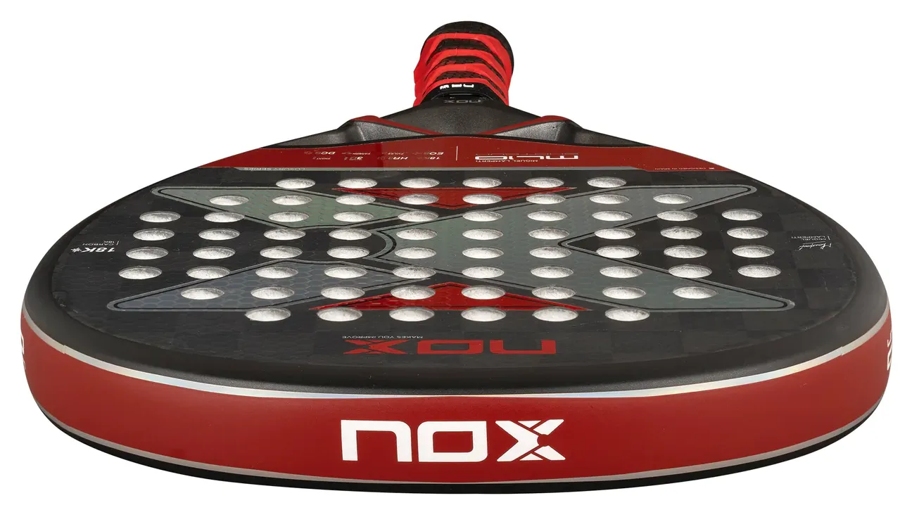 Slagytan på NOX ML10 Luxury Shotgun 18K 2024, som har ett mönster i form av små hexagons, vilket ger mer skruv i slagen.