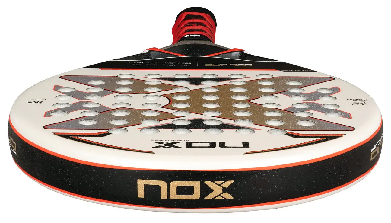 NOX ML10 Pro Cup Luxury 2024 test, omdöme, betyg. Här ser man strukturen på ytan som påminner om sandpapper och som ger mer skruv på bollarna.