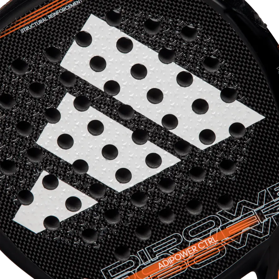 Närbild på den räfflade strukturen hos padelracket Adidas Adipower CTRL 2024.