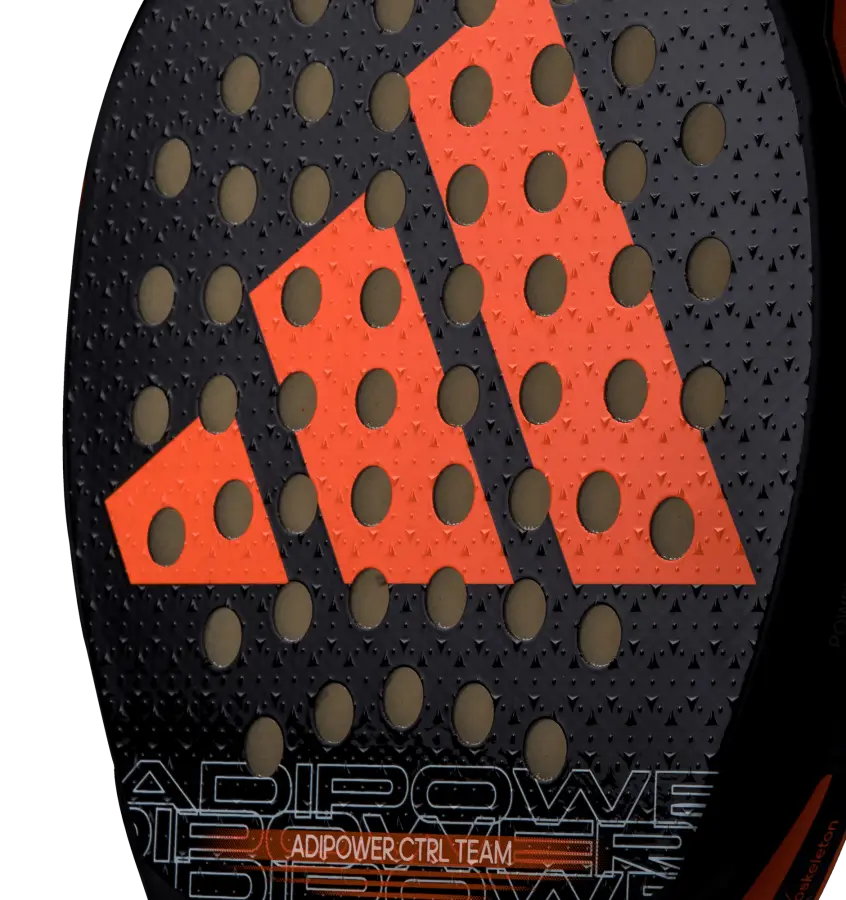Närbild på ytan hos padelracket Adidas Adipower CTRL Team 2024. Där kan vi se en struktur som hjälper till att sätta mer spin på bollen.
